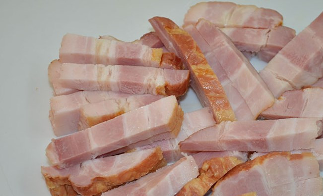 1. Этап. Гороховый суп с копченой грудинкой: И грудинку.