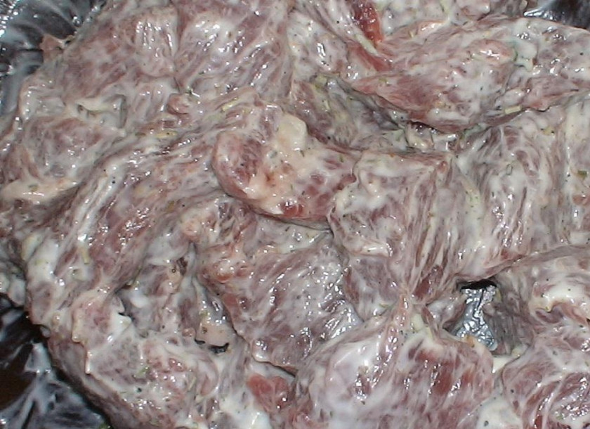 1. Этап. Говядина в фольге с овощами: Мясо нарезаем небольшими кубиками поперек волокон. Посолим и поперчим, добавим майонез и специи по вкусу и хорошенько перемешиваем.