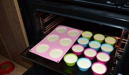 1. Этап. Сырники без муки в духовке: 3. Формочки для выпекания, у меня силиконовые и бумажные, заполняю тестом и отправляю в разогретый до 180-200 градусов духовой шкаф.