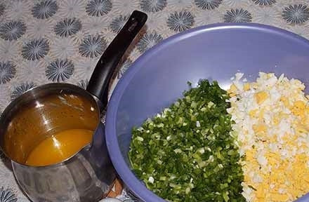 1. Этап. Пирожки с луком и яйцом на дрожжевом тесте: 5. Соедините в глубокой мисочке. Растопите сливочное масло.