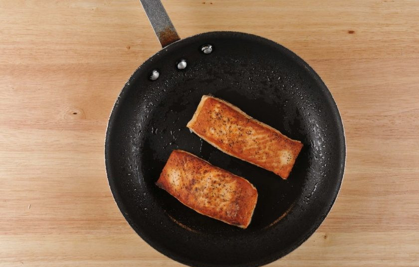 1. Этап. Такос с лососем: Затем в разогретой сковороде с маслом обжарьте лосось по 3 минуты с каждой стороны до золотистой корочки.