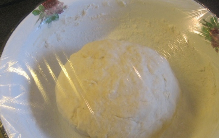 1. Этап. Пирог с рыбой и луком: 1. Замесите дрожжевое тесто (можно без опары) и поставьте его в теплое место. Тесто накройте пленкой или бумажным полотенцем, чтобы оно не обветрилось.