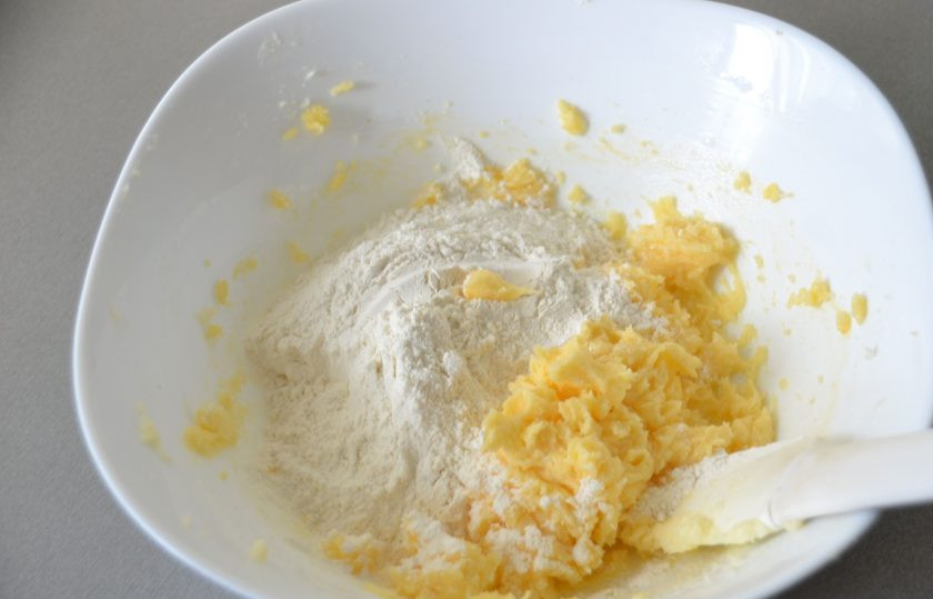 1. Этап. Бретонское песочное тесто: Всыпьте мучную смесь в миску к масляной смеси, замесите тесто.