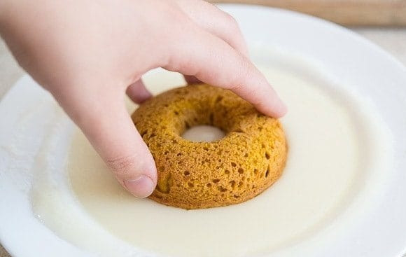 1. Этап. Тыквенные пончики: 8. В это время сделайте глазурь. В сотейнике растворите масло, перемешав его с молоком и пудрой до единой консистенции.