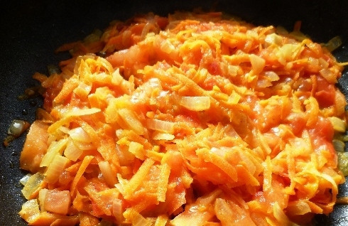 1. Этап. Рис с морепродуктами в мультиварке: Затем добавьте в мультиварку болгарский перец и помидоры. Обжаривайте овощи еще 5 минут.