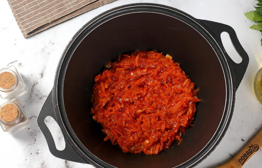 1. Этап. Голубцы из пекинской капусты: Переложите содержимое сковороды в казан или в любую посуду с толстым дном.