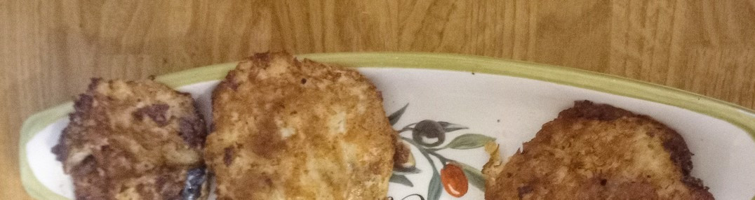 1. Этап. Хрустящие картофельные котлеты с маслинами: Котлеты выложить на кухонную бумагу. Полить лимонным соком. Можно подавать с салатными листьями и копчёным лососем. По желанию. Приятного аппетита.