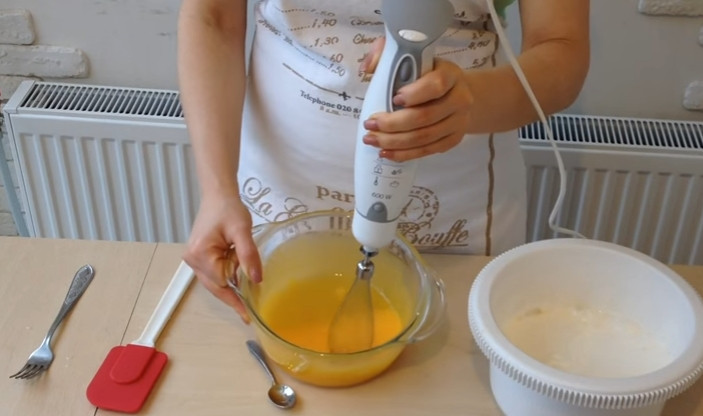 1. Этап. Пышный бисквит на меду: 3. Тем же венчиком перемешиваете желтки с оставшимся сахаром, а затем добавьте мед и еще раз перемешайте.