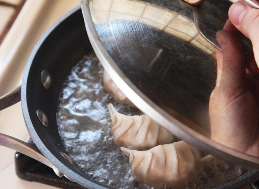 1. Этап. Японские пельмени Гедза со свининой: 11. Накройте крышкой и томите 3-5 минут на среднем огне.