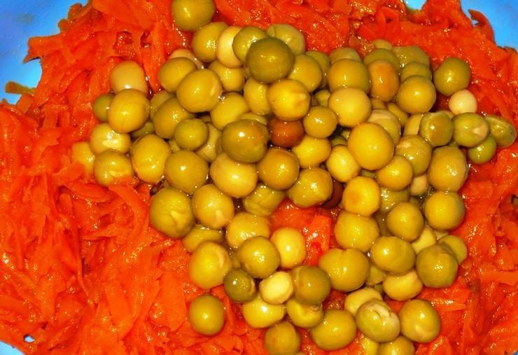 1. Этап. Салат из тушеной моркови: Добавьте зеленый горошек.