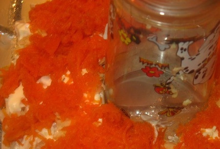1. Этап. Салат Морская пена: Затем промажьте майонезом, а поверх натрите морковь. Можете её посолить, и, конечно, ещё раз всё смажьте майонезом.