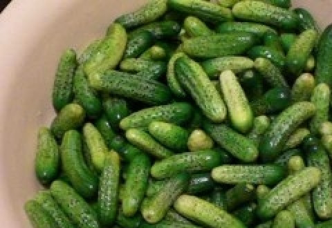 1. Этап. Огурцы консервированные сладкие: Помыть огурцы, подержать в воде не меньше часа.