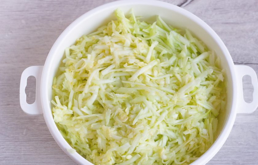 1. Этап. Кабачковое суфле под сырной шапкой: Кабачки помойте, очистите и натрите на крупной терке.