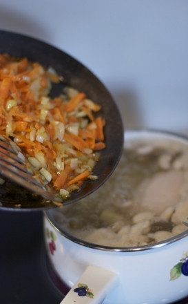 1. Этап. Фасолевый суп: Содержимое сковородки отправляем в кастрюлю.