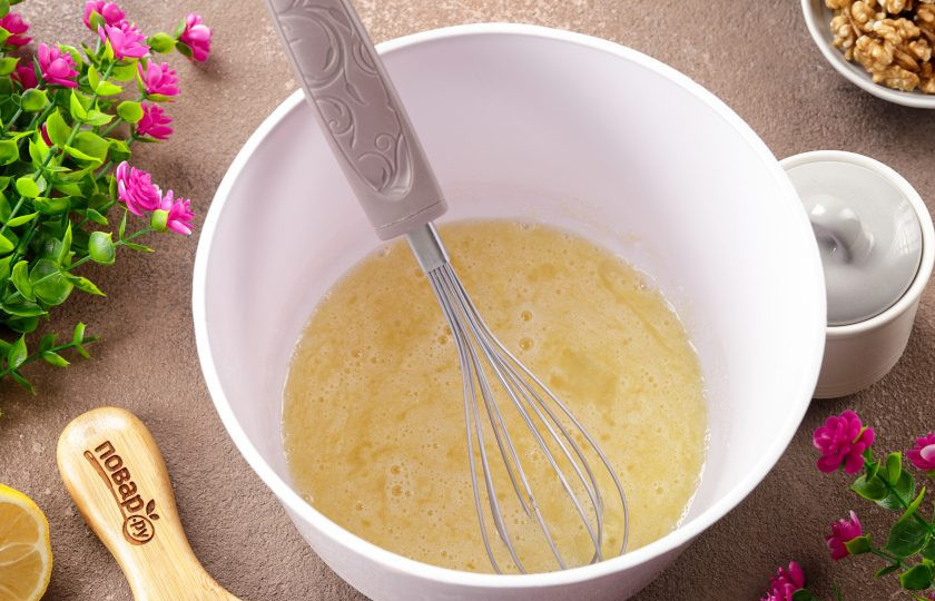 1. Этап. Пирог Равани: Добавьте к яйцам сахар и ванилин. Перемешайте.