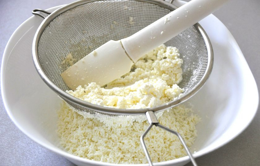 1. Этап. Венский рулет: Если творог влажный, подвесьте его в марлю на 2 часа, чтобы ушла лишняя влага. Перетрите творог через сито, чтобы улучшить его консистенцию.