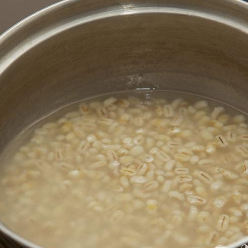 1. Этап. Русский постный суп: В кастрюлю налейте холодную воду и засыпьте перловку. Доведите до кипения на среднем огне.