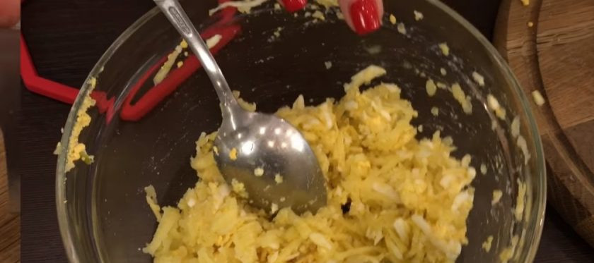 1. Этап. Форшмак из селедки (очень вкусный): 3. Очистите тушки от оставшихся косточек. Яйца отварите, яблоки очистите от кожуры и разрежьте. Уберите сердцевину. Отварите картофель в подсоленной воде и остудите. Выдавите сок из лимона.