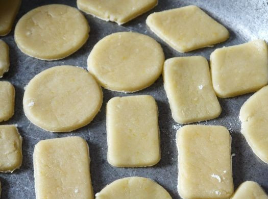 1. Этап. Несдобное печенье: Затем вырезаем формочками печенья. Выкладываем их на противень и ставим выпекаться в разогретую до 180 градусов духовку минут на 25-30. Печенье должно зарумяниться.