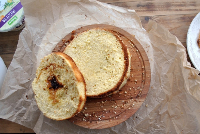 1. Этап. Торт на работу: Полностью остудите бисквит, после чего разрежьте его на 3 коржа.