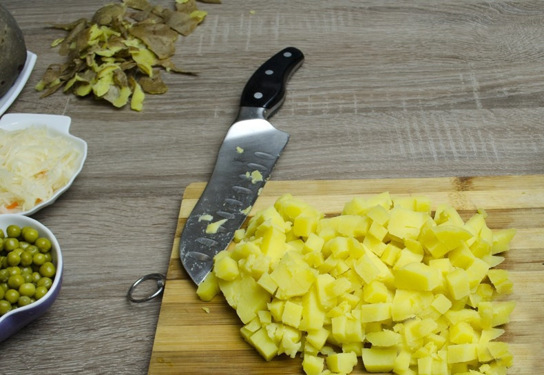 1. Этап. Винегрет Простой: Картофель очистите и нарежьте кубиком.