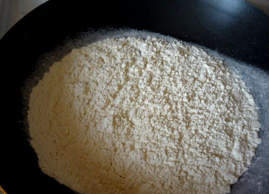 1. Этап. Жульен с картошкой и грибами: Ставим чистую сухую сковороду на огонь и высыпаем на нее муку, жарим муку до легкого золотистого оттенка (1-2 минуты).