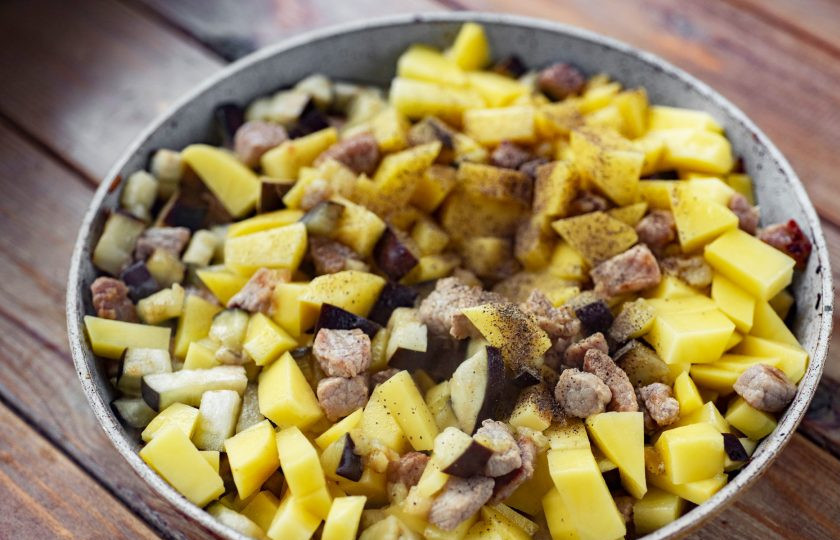 1. Этап. Баклажаны тушеные с картошкой и мясом: Добавьте картофель в сковороду, посолите, добавьте перец, залейте 200 мл. воды, перемешайте, накройте сковороду крышкой, убавьте огонь до минимального и тушите все вместе в течение 40 минут или до готовности ваших овощей (пробуйте).