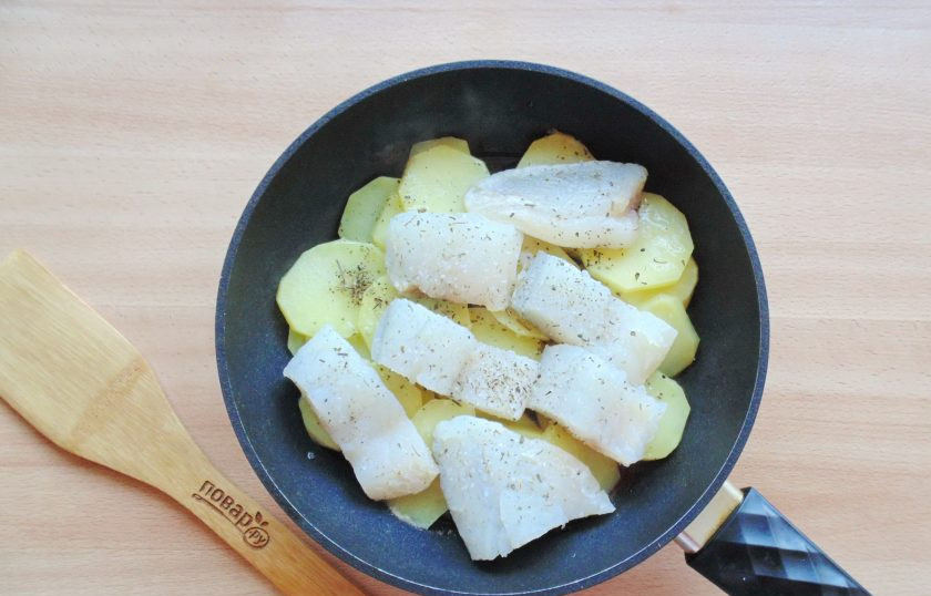 1. Этап. Хантейка: На картофель выложите филе рыбы. У меня это судак. Посолите и поперчите по вкусу.