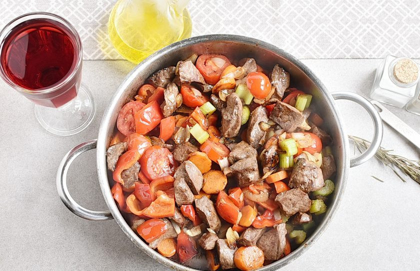 1. Этап. Мясо в вине: Добавьте оставшийся перец, сельдерей, чеснок и помидоры. Жарьте еще пару минут.