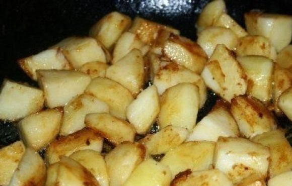 1. Этап. Чанахи со свининой: 2. На соседней сковороде обжариваем картошку. Соль - по вкусу.