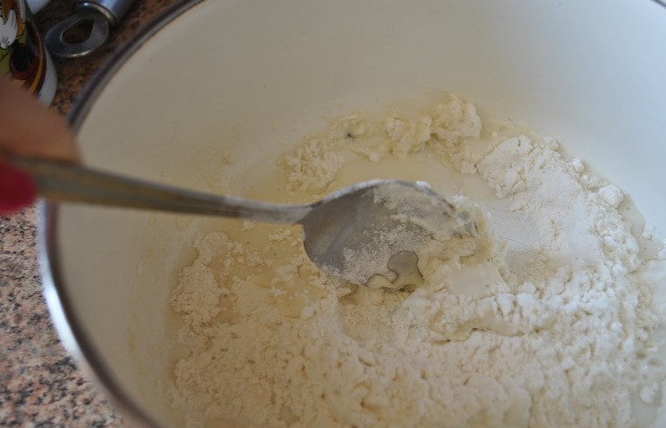 1. Этап. Куриные ножки в кляре: В другую глубокую миску всыпаем муку.