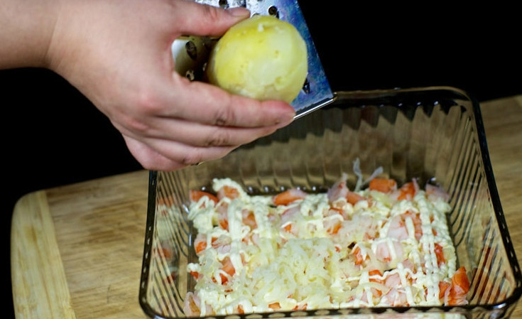 1. Этап. Салат с креветками, яйцами и красной икрой: 2. Дальше - слой картофеля, тертого на терке. Немного солим и тоже смажем майонезом.