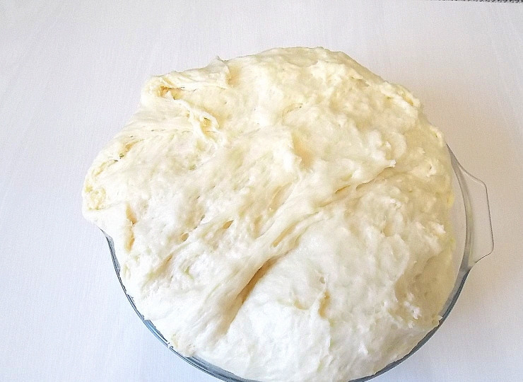 1. Этап. Советские пончики: Накройте и поставьте в теплое место для подъема на 1 час.