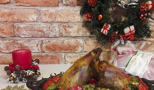 1. Этап. Голени индейки к Новогоднему столу: Замаринованные голени поместить в форму для запекания, смазанную маслом. Добавить подготовленные овощи. Накрыть фольгой и запекать в духовом шкафу 1,5 часа при температуре 180*С. Посыпьте блюдо зеленью. Можно подавать на стол. Приятного аппетита!