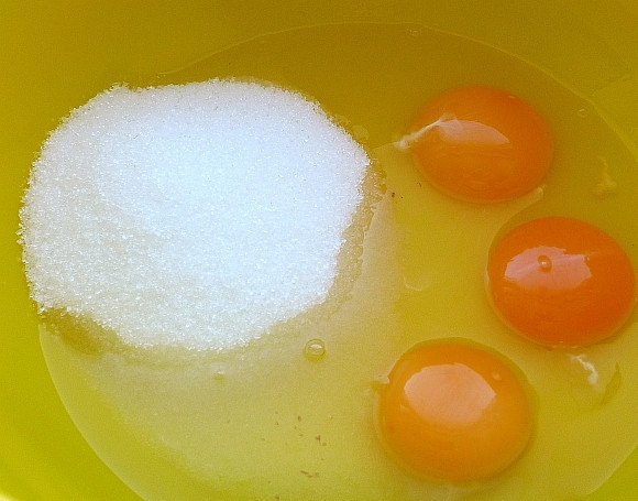 1. Этап. Торт Медовое полено: 1. Этот рецепт хорош тем, что тесто замешивается довольно просто, а после сразу можно начинать выпечку. Поэтому начать лучше с того, что включить духовку на 180 градусов. В глубокую мисочку вбейте яйца и добавьте сахар. Взбейте до однородности, влейте мед.