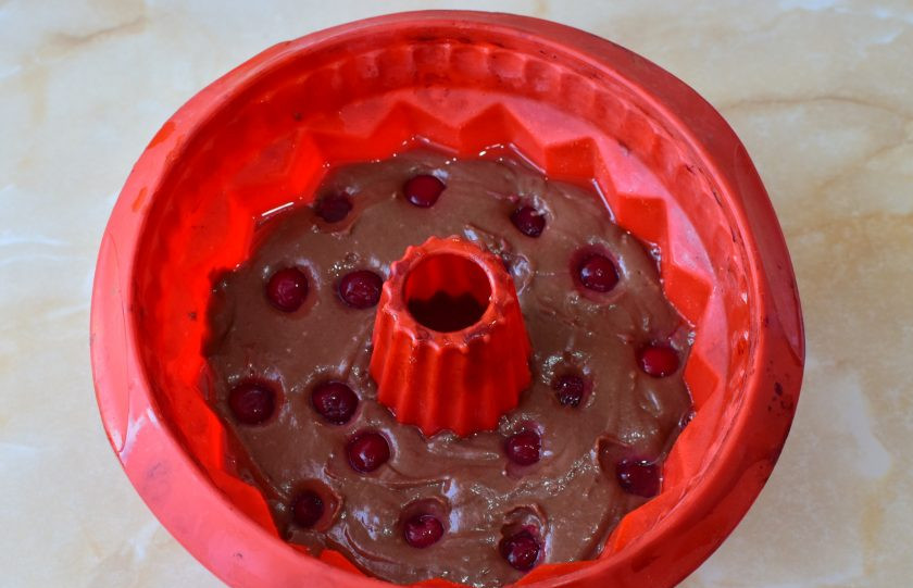 1. Этап. Кекс с вишней в микроволновке: Затем выложите вторую половину теста и еще ягоды вишни. Углубите их в тесто.