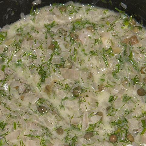 1. Этап. Соус для рыбы из вина, масла и каперсов: Перемешайте соус и снимите с плиты.