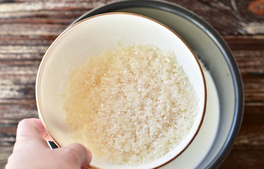 1. Этап. Молочный рисовый суп в мультиварке: Выложите промытый рис.