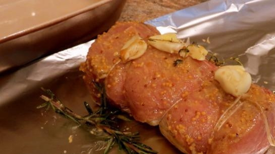 1. Этап. Свинина с овощами в духовке: Духовку разогрейте до 180 градусов. Мясо заверните в фольгу. Запекайте его в течение получаса. Затем фольгу снимите и вновь отправьте свинину готовиться уже при 200 градусах на 15 минут.