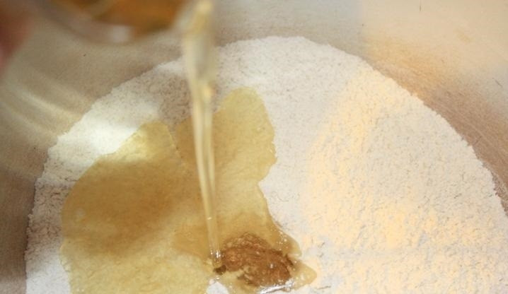 1. Этап. Универсальное тесто для выпечки: 1. В миску кладу сухие дрожжи, добавляю сахарный песок, соль и 1 стакан муки, перемешиваю и вливаю подсолнечное масло.