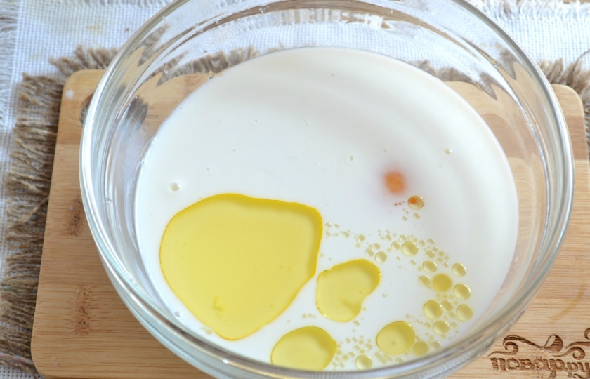 1. Этап. Блины на опаре дрожжевые: Теперь добавьте в тесто яйцо, растительное масло, сахар, молоко.