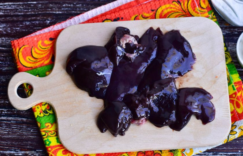 1. Этап. Печень кролика в сметане: Печень кролика вымойте, разрежьте на более мелкие кусочки.