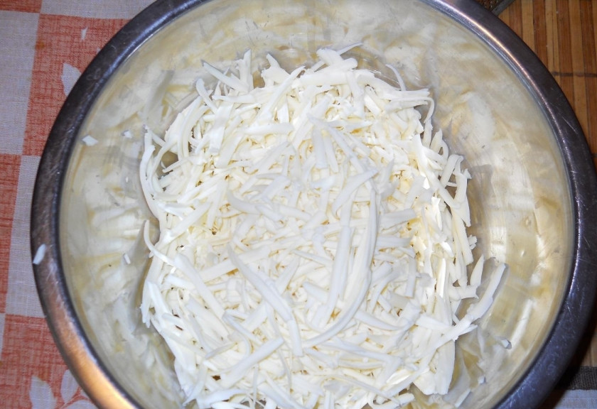 1. Этап. Вкуснейший сырный пирог: 1. Плавленый сыр натираю на крупной терке и перекладываю в миску (заранее отправляю его в морозилку на 15 минут, так легче натирать).