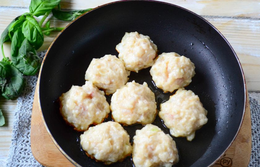 1. Этап. Тельное со сметаной: Из рыбного теста сформируйте небольшие шарики и обжарьте их в подсолнечном масле до золотистого цвета.