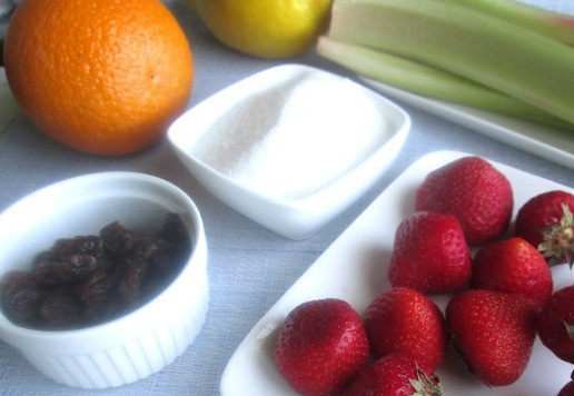 1. Этап. Джем из ревеня, клубники и изюма: Продукты для приготовления. Стебли ревеня вымыть и очистить от верхнего слоя. Клубнику хорошо вымыть и удалить хвостики. Если готовить из замороженных продуктов, то их предварительно разморозить. Лимон и апельсин вымыть, изюм промыть и обсушить от лишней влаги.