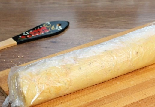 1. Этап. Картофельный рулет с консервированным тунцом: 15. Не снимая рулет с разделочной доски, отправляем его в морозильник на 10 минут для охлаждения.