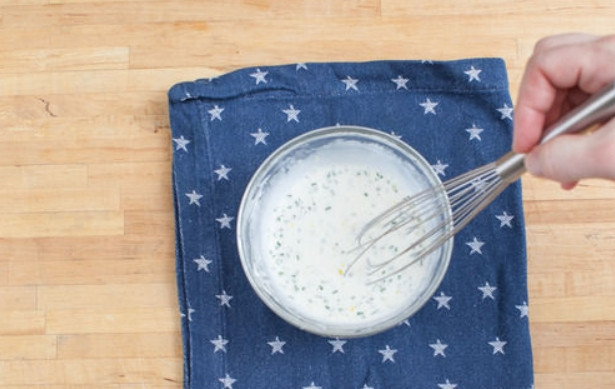 1. Этап. Салат с курицей: Приготовьте соус. Смешайте измельченный лук и чеснок с майонезом и лимонным соком. Добавьте 1 ст. л. оливкового масла, соль и перец, тщательно перемешайте.