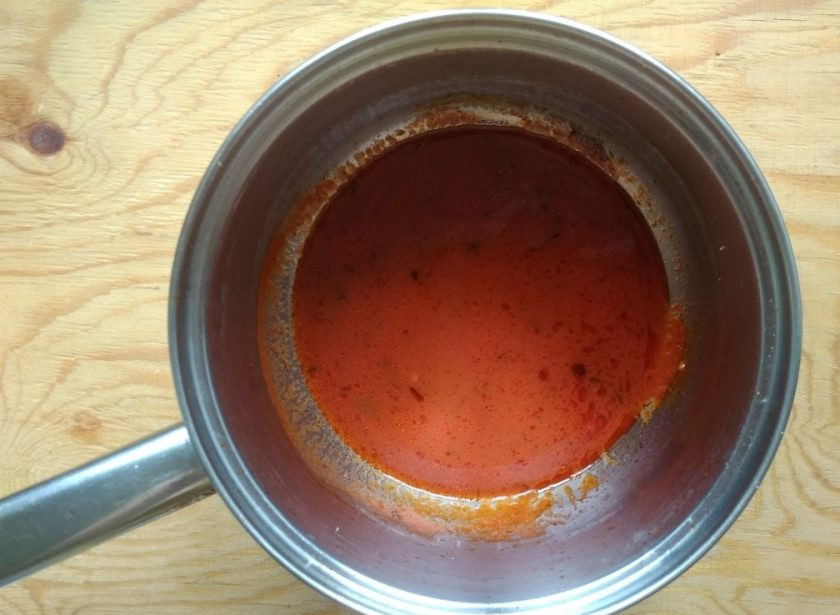 1. Этап. Сосиски под соусом с макаронами: 6. Потом влейте воду, всыпьте сахар, соль и чёрный перец по вкусу. Постоянно мешайте соус ещё 1 минуту на среднем огне.