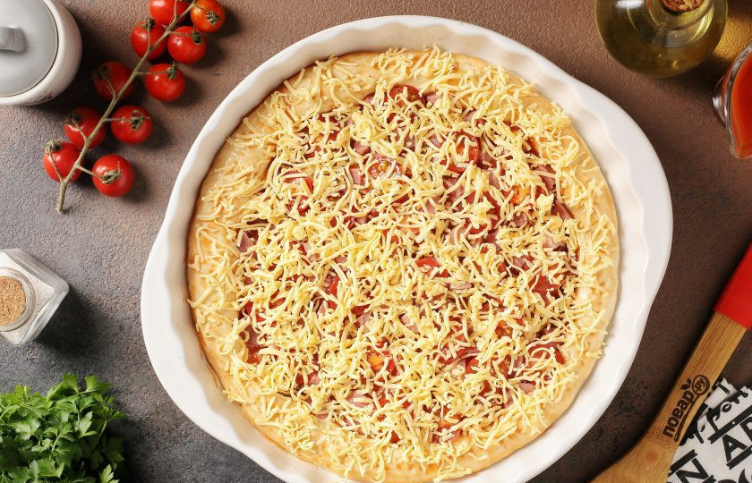 1. Этап. Пицца из дрожжевого теста холодного приготовления: Посыпьте сверху всё сыром и выпекайте в разогретой до 230-250 градусов духовке около 10 минут.