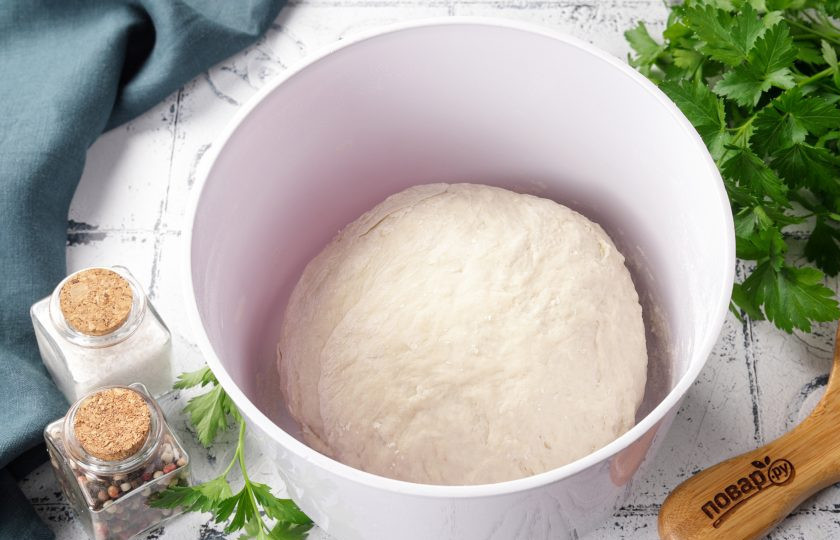 1. Этап. Вареники с грибами: Готовое тесто должно получиться упругим и эластичным, но нежным и не липнуть к рукам. Соберите его в шар, накройте полотенцем и дайте полежать 20 минут.